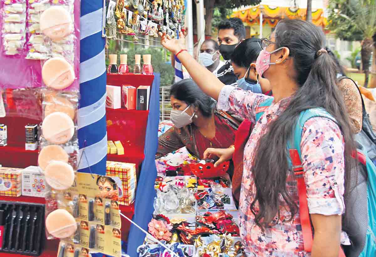 నుమాయిష్‌కు తరలి వస్తున్న సందర్శకులు