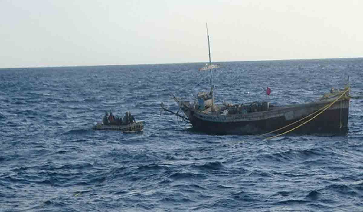 Pakistan Boat: భార‌త జ‌లాల్లోకి పాకిస్థాన్ బోటు.. బోటులో 10 మంది పాకిస్థానీలు..!