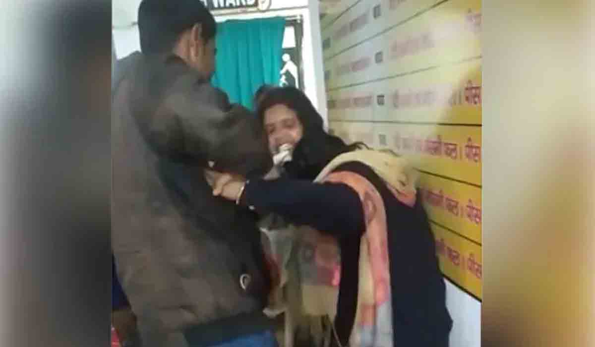 రూ. 500 కోసం చెప్పుల‌తో కొట్టుకున్న హెల్త్ వ‌ర్క‌ర్లు.. వీడియో