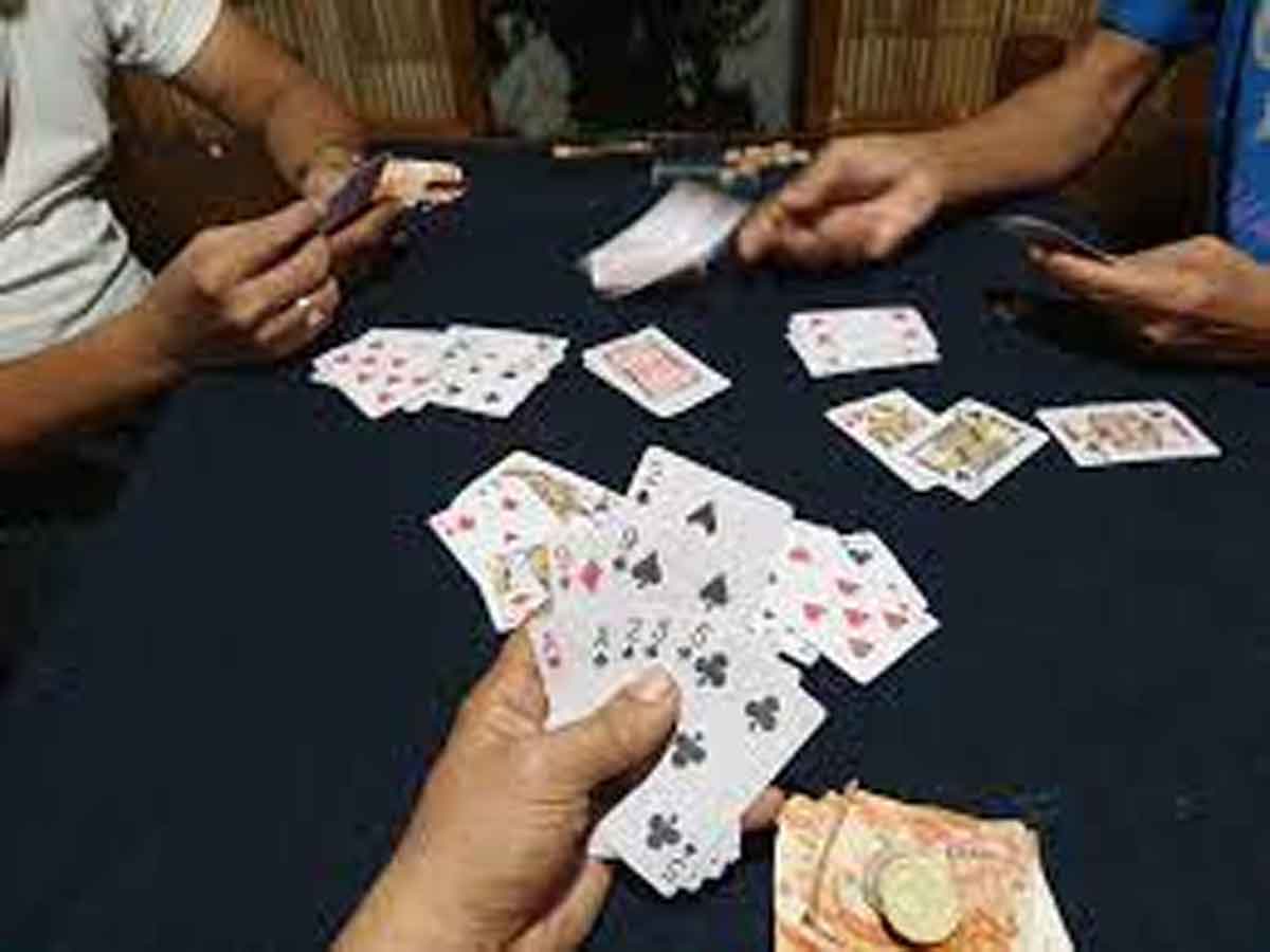 పేకాడేందుకు వెళ్లారు.. కరోనాకు అడ్డంగా బుక్కయ్యారు..