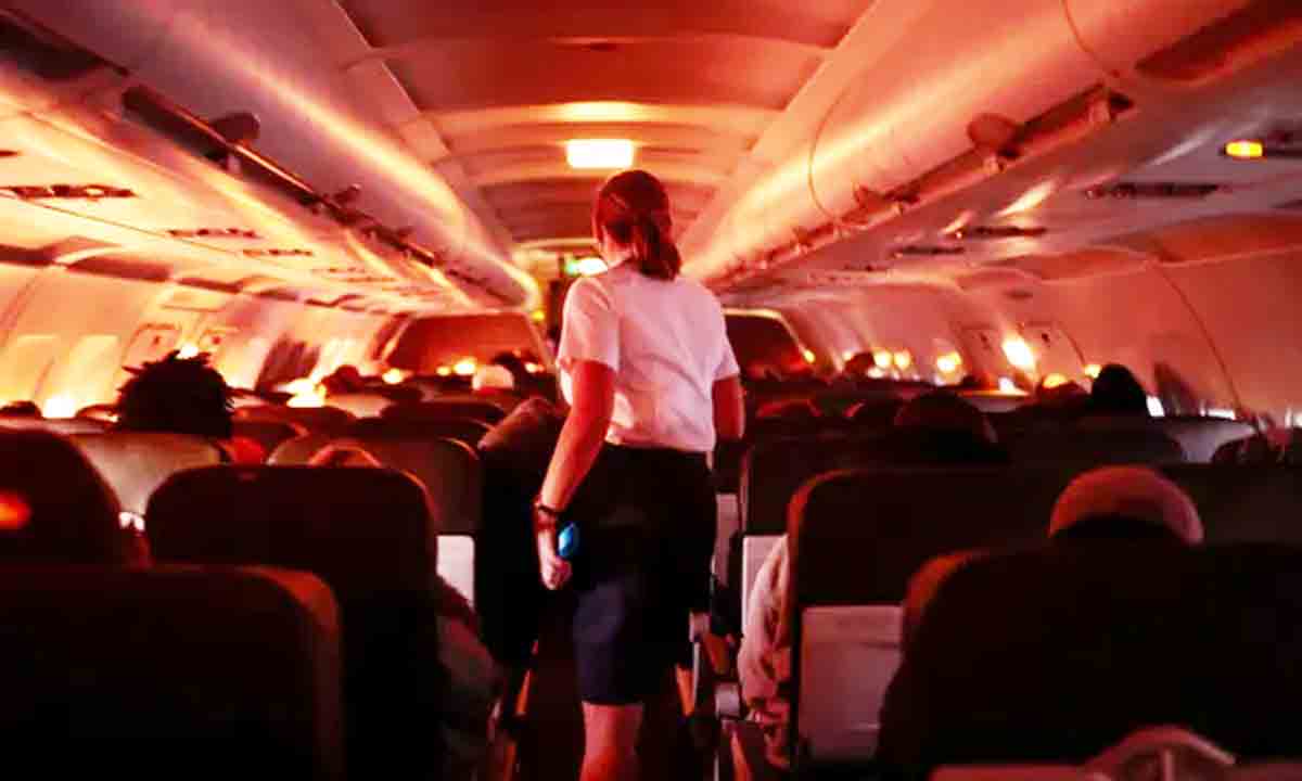 విమానంలో కొవిడ్‌.. బాత్‌రూంలో ఐసొలేషన్‌