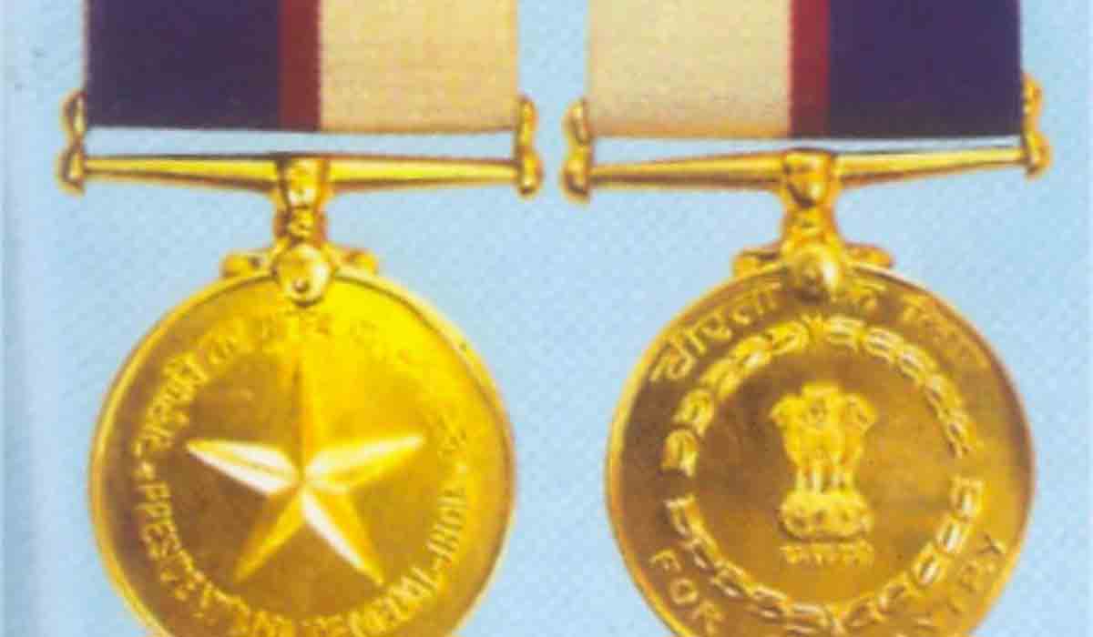 13 మంది పోలీసు ఆఫీస‌ర్ల‌కు పీపీఎం, పీఎం మెడ‌ల్స్