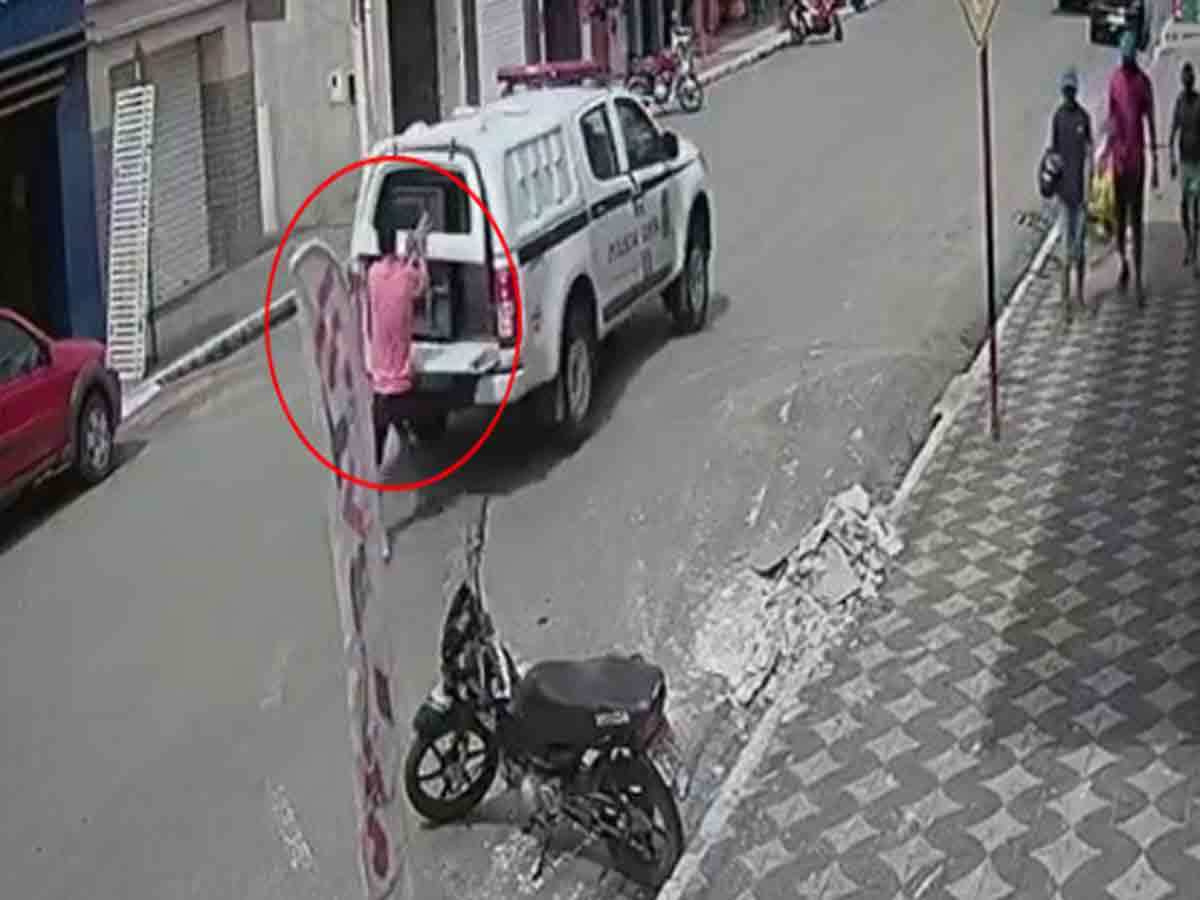 Viral Video: తెలివైన ఖైదీ… చేతికి సంకెళ్లున్నా ఎలా తప్పించుకున్నాడో చూడండి!