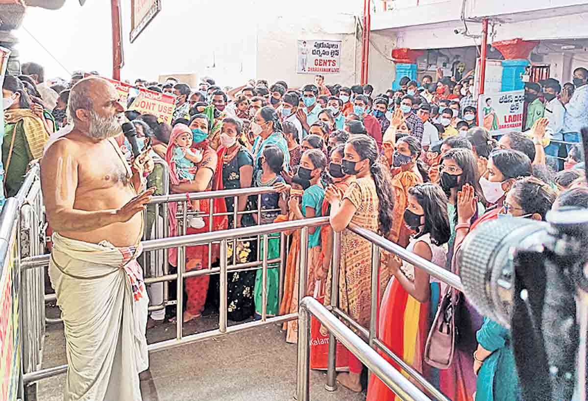 చిలుకూరు బాలాజీ ఆలయానికి పోటెత్తిన భక్తులు