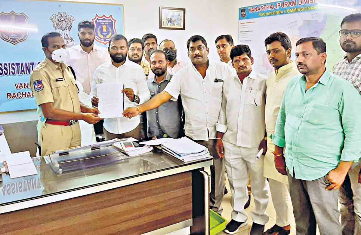 ఎంపీ అర్వింద్‌పై పోలీసులకు ఫిర్యాదు