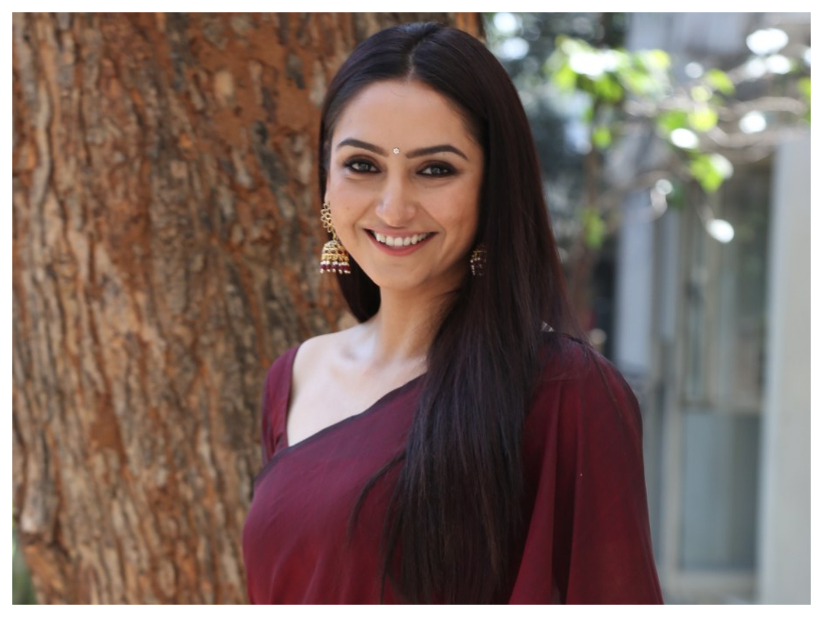 Ragini Dwivedi | చీరకట్టులో తళుక్కుమన్న రాగిణి ద్వివేది..