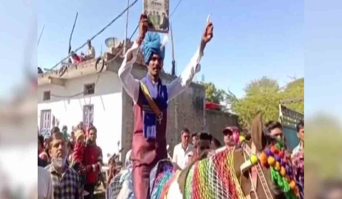 100 మంది పోలీసుల ప‌హారాలో ద‌ళితుడి పెళ్లి ఊరేగింపు