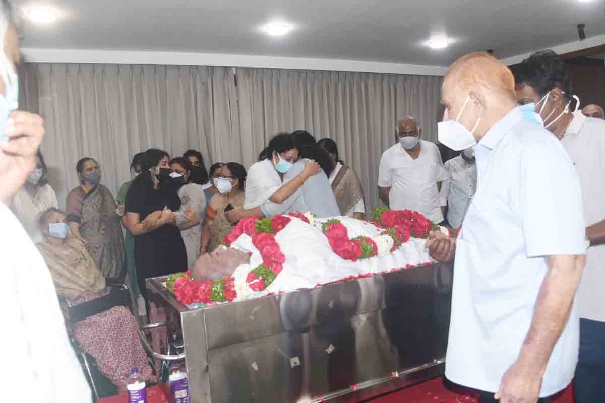 రమేష్‌బాబు అంత్యక్రియలు పూర్తి