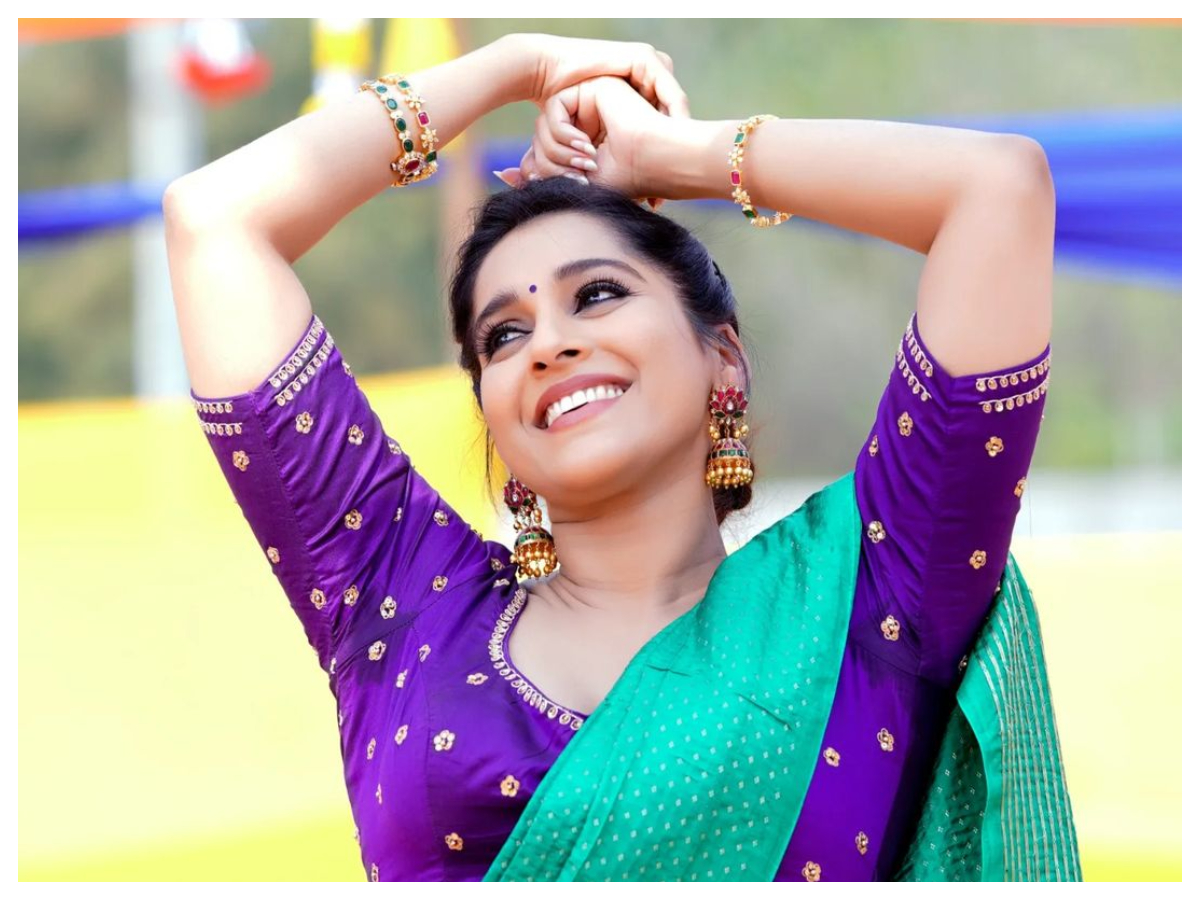 Rashmi Gautam | లంగా ఓణీలో రష్మి గౌతమ్ సోయగం..