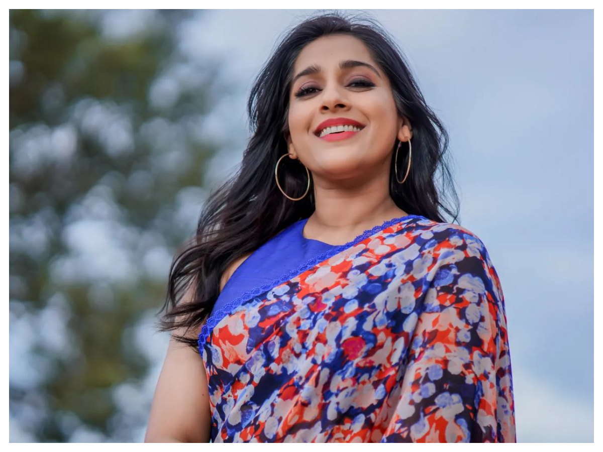 Rashmi Gautam | మల్టీ కలర్ చీరకట్టులో రష్మి గౌతమ్ వయ్యరాలు..
