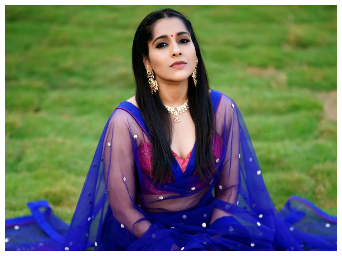 Rashmi Gautam | గ్లామర్‌తో కుర్రకారు మనసులు కొల్లగొడుతున్న రష్మి గౌతమ్..