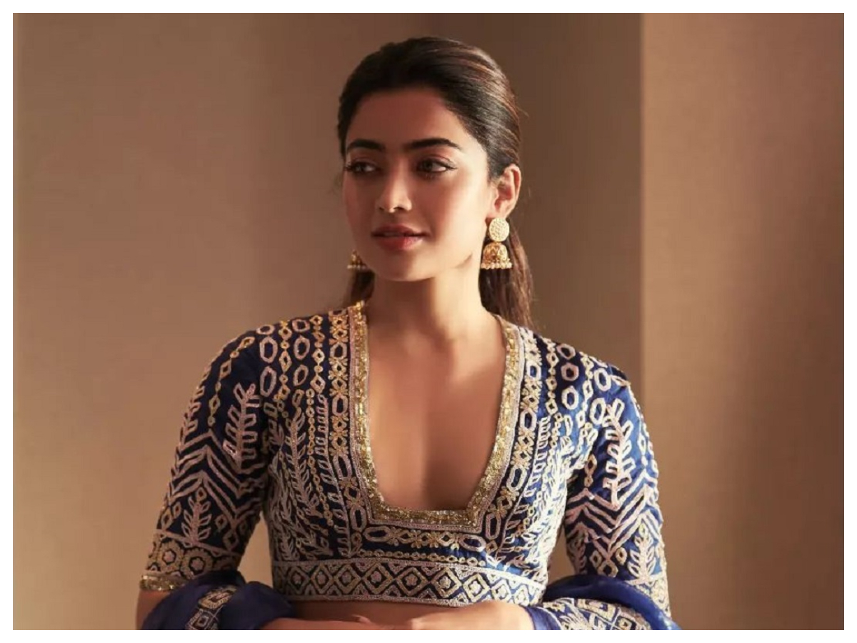 Rashmika Mandanna | కుర్రకారు మతులు పోగొడుతోన్న అందాల రష్మిక..