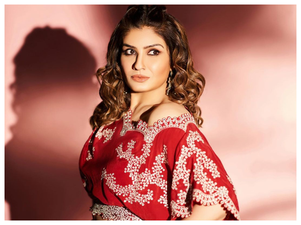 Raveena Tandon | రెడ్‌ డ్రెస్‌లో  రవీనా టాండన్‌ అదిరిపోయే ఫొటో షూట్‌..