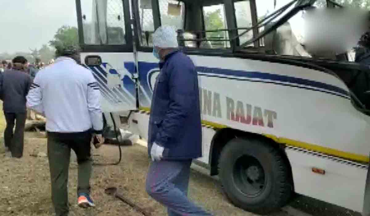 Road accident: ఎదురెదురుగా ఢీకొన్న బ‌స్సు, ట్యాంక‌ర్‌.. ఆరుగురు దుర్మ‌ర‌ణం