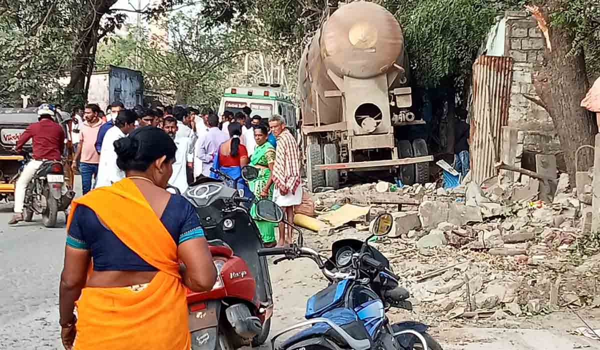 Road accident: యాష్ ట్యాంక‌ర్ బీభ‌త్సం.. ఇద్ద‌రు మృతి, ముగ్గురి ప‌రిస్థితి విష‌మం