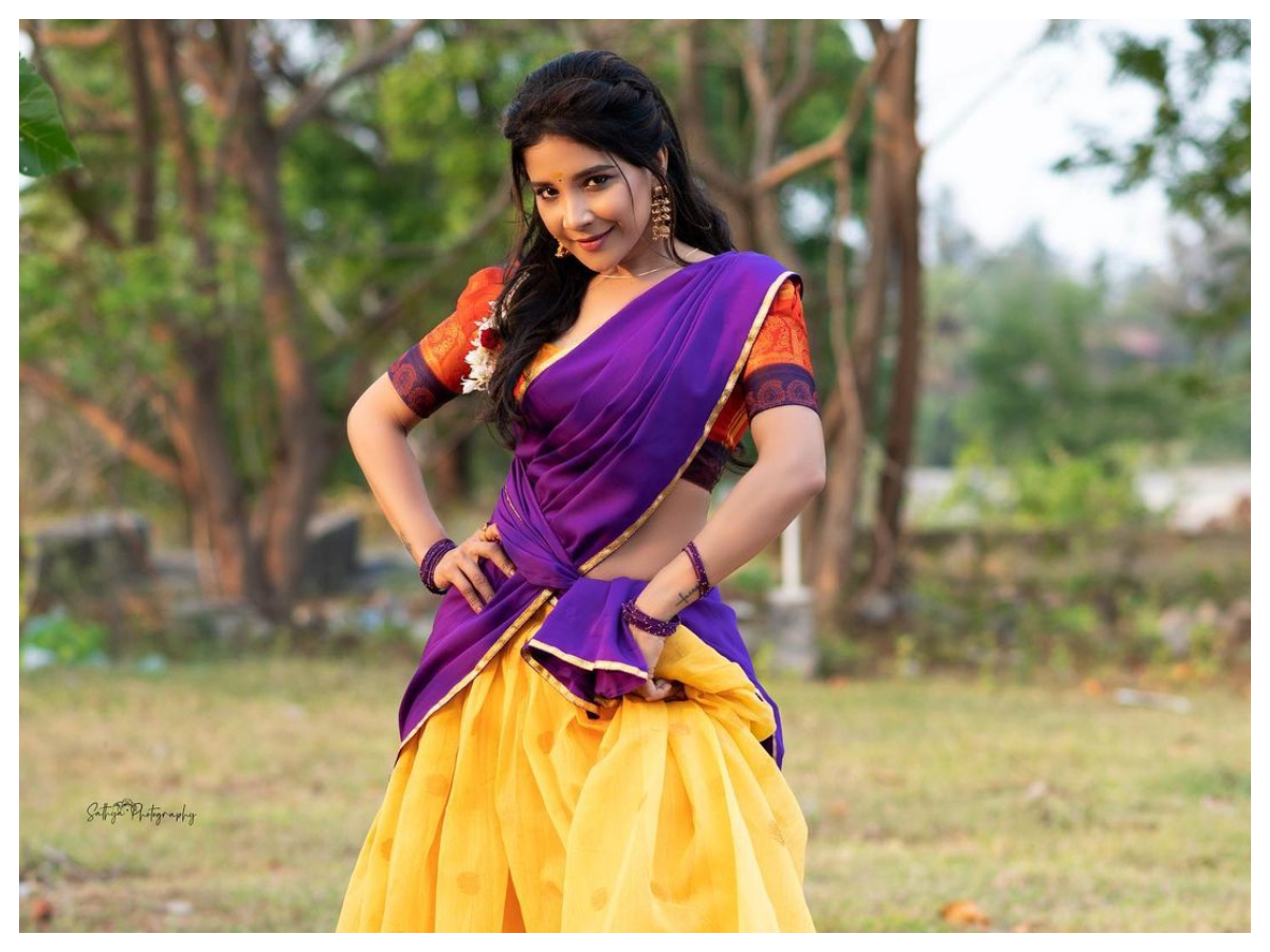 Sakshi Agarwal | అదిరే అందాలతో కైపెక్కిస్తున్న తమిళ నటి సాక్షి అగర్వాల్..