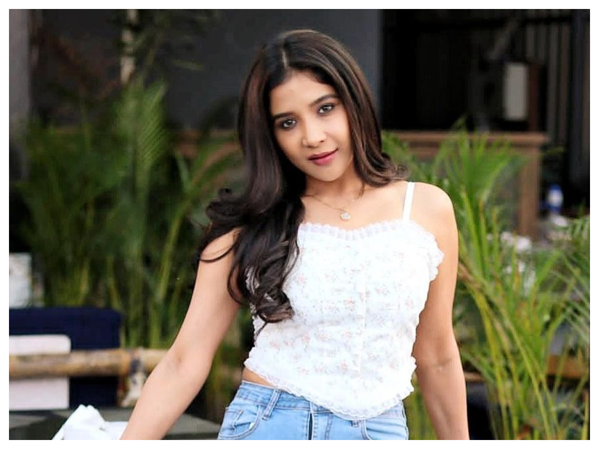 Sakshi Agarwal | వైట్‌ డ్రెస్‌లో కేక పెట్టిస్తున్న సాక్షి అగర్వాల్ స్టిల్స్‌..