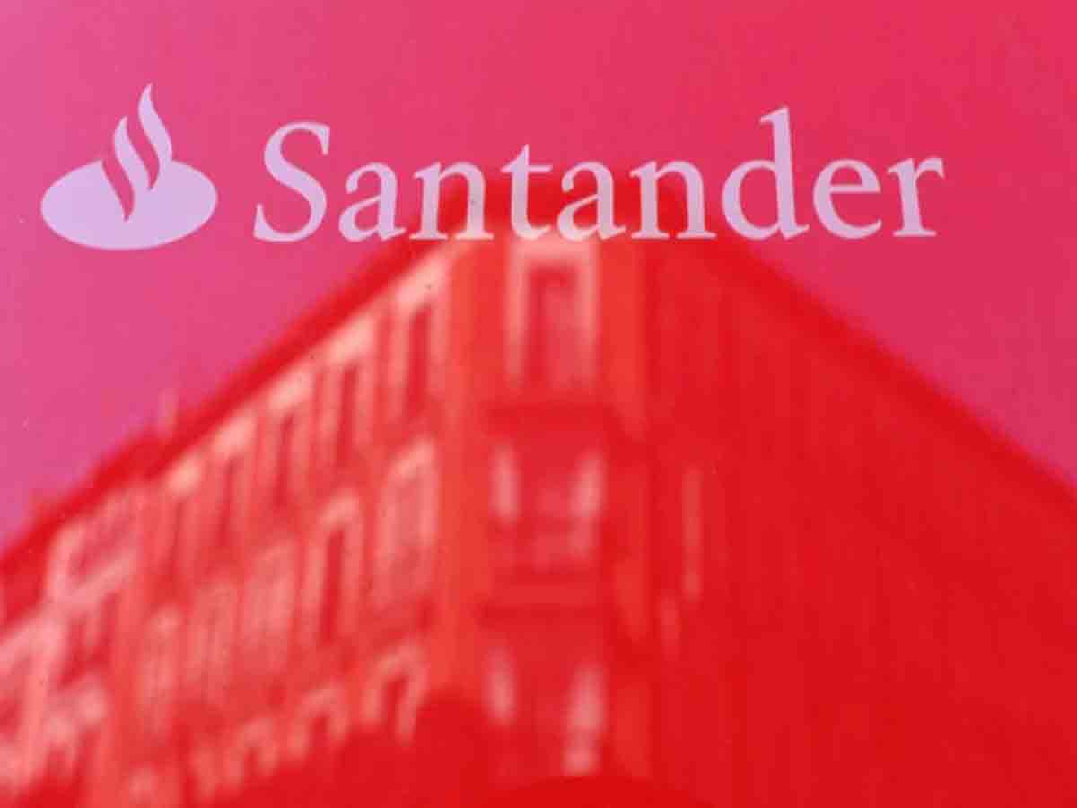 Christmas Day Error: పొరపాటున 130 మిలియన్ పౌండ్‌లు చెల్లించిన బ్రిటన్‌ బ్యాంక్‌