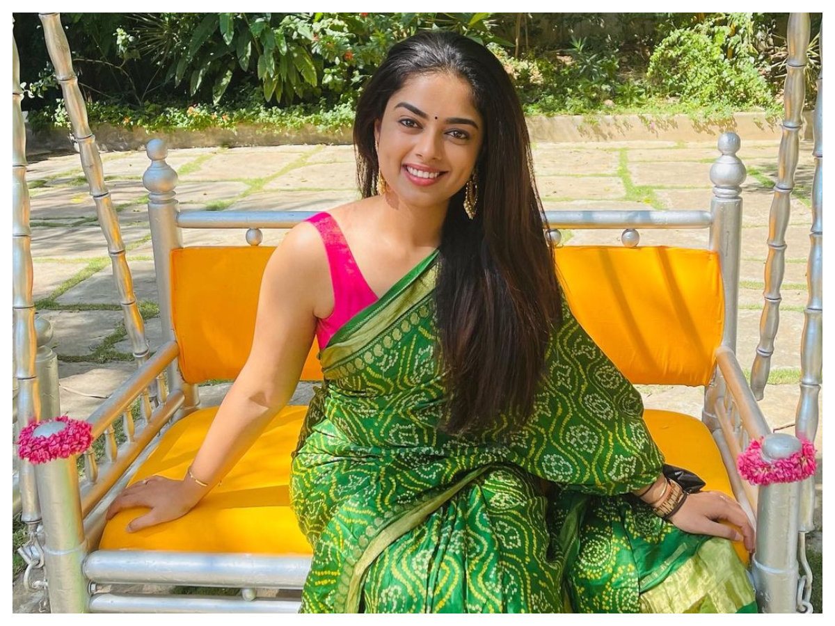 Siddhi Idnani | గ్రీన్ కలర్ చీరలో సిద్ధి ఇద్నాని హొయలు..