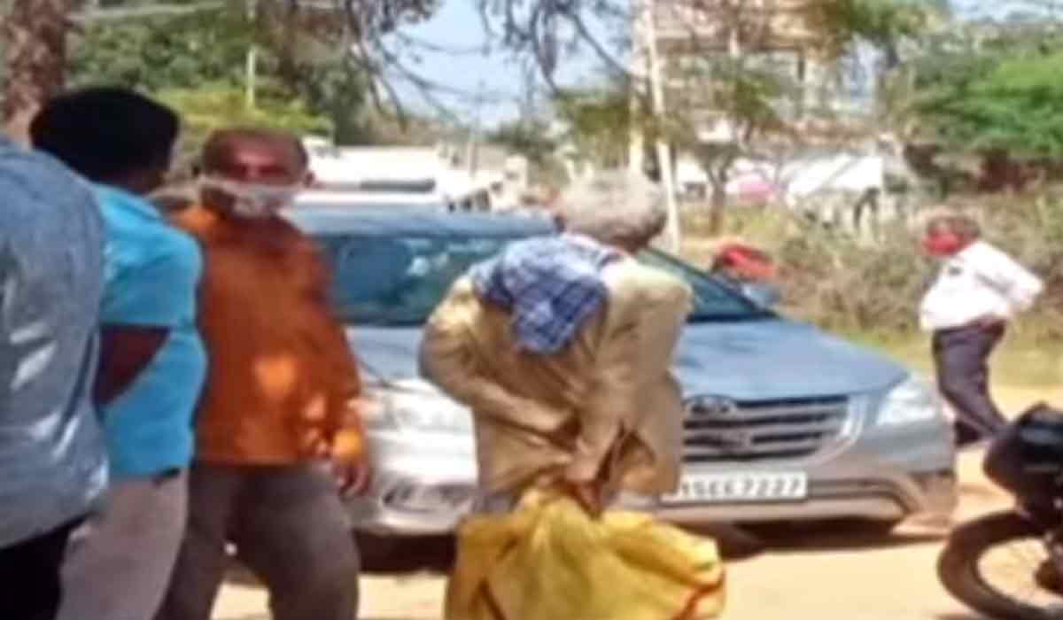 సిద్దిపేట‌లో కాల్పుల క‌ల‌క‌లం.. కారు అద్దాలు ప‌గుల‌గొట్టి రూ. 43.50 ల‌క్ష‌లు చోరీ