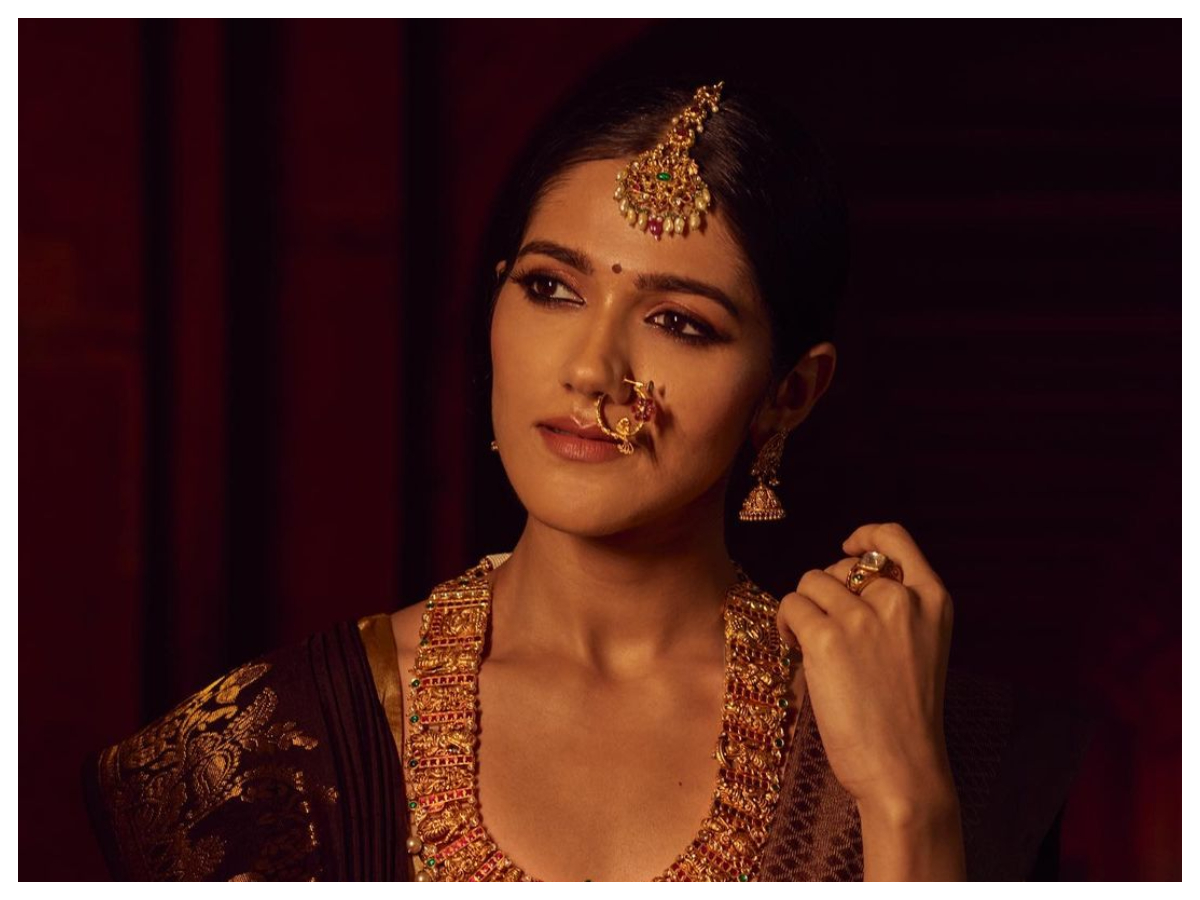 Simran Choudhary | ట్రెడీషనల్ డ్రెస్‌లో సిమ్ర‌న్ చౌద‌రి గ్లామర్‌ ఫొటోలు..