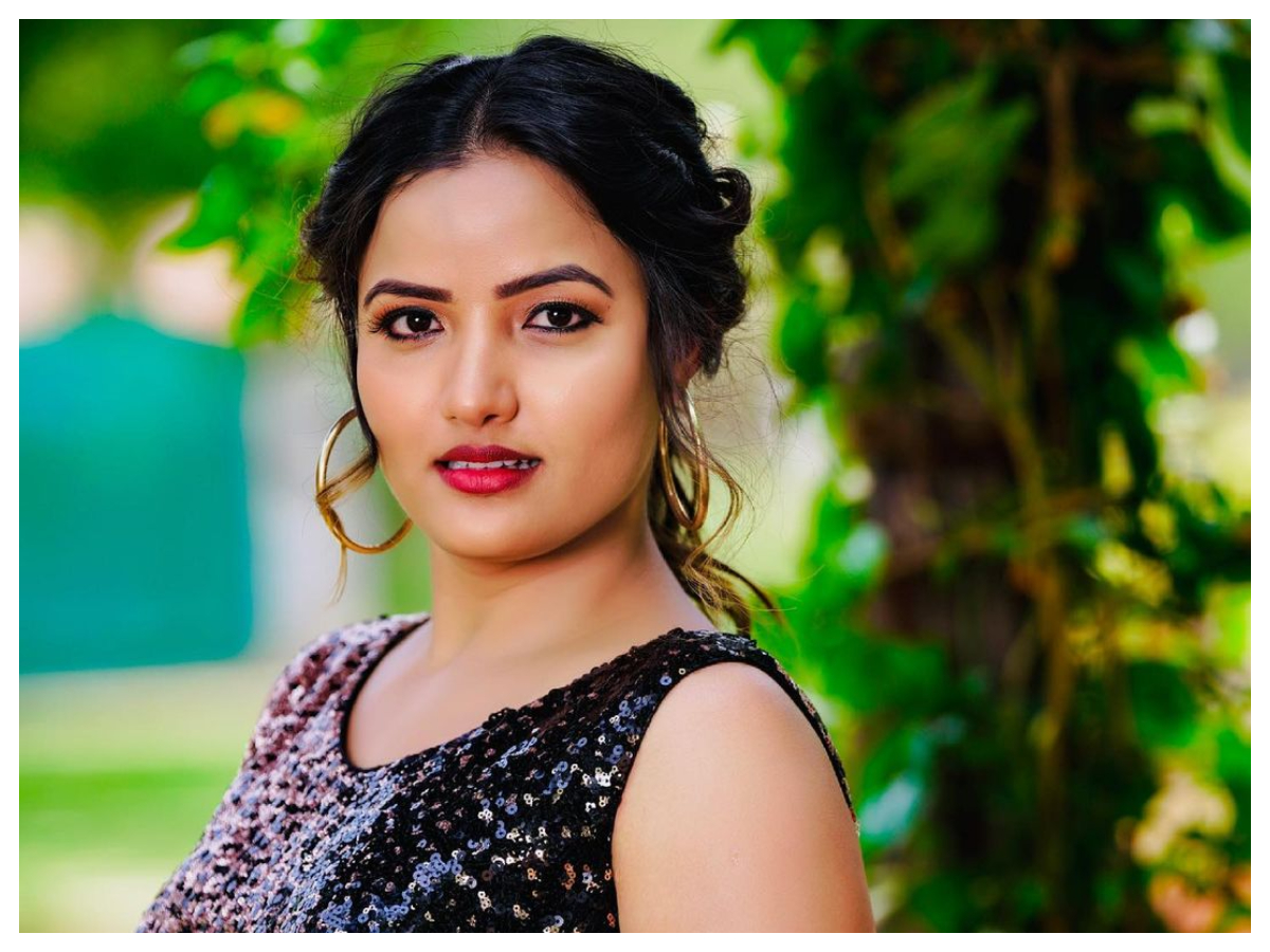 Siri Hanmanth | బిగ్‌బాస్‌ బ్యూటీ సిరి అందాలకు కుర్రకారు ఫిదా..