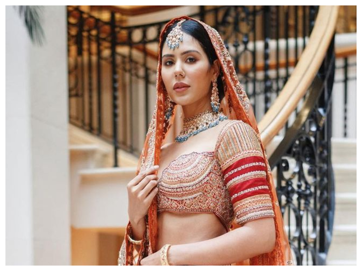 Sonam Bajwa | ట్రెడీషనల్ డ్రెస్‌లో  సోనమ్ బజ్వా..