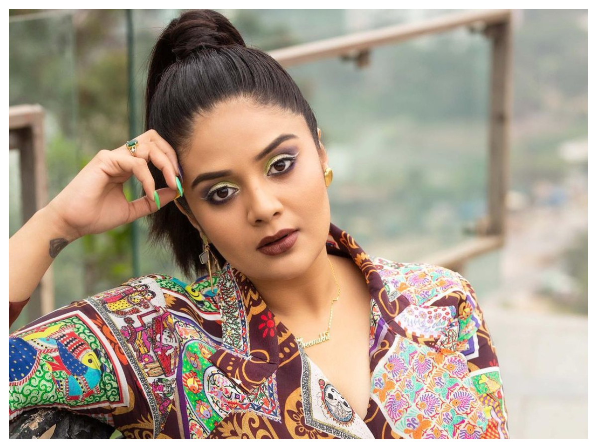Sreemukhi | మల్టీకలర్‌ డ్రెస్‌లో శ్రీముఖి అందాలు అదరహో..