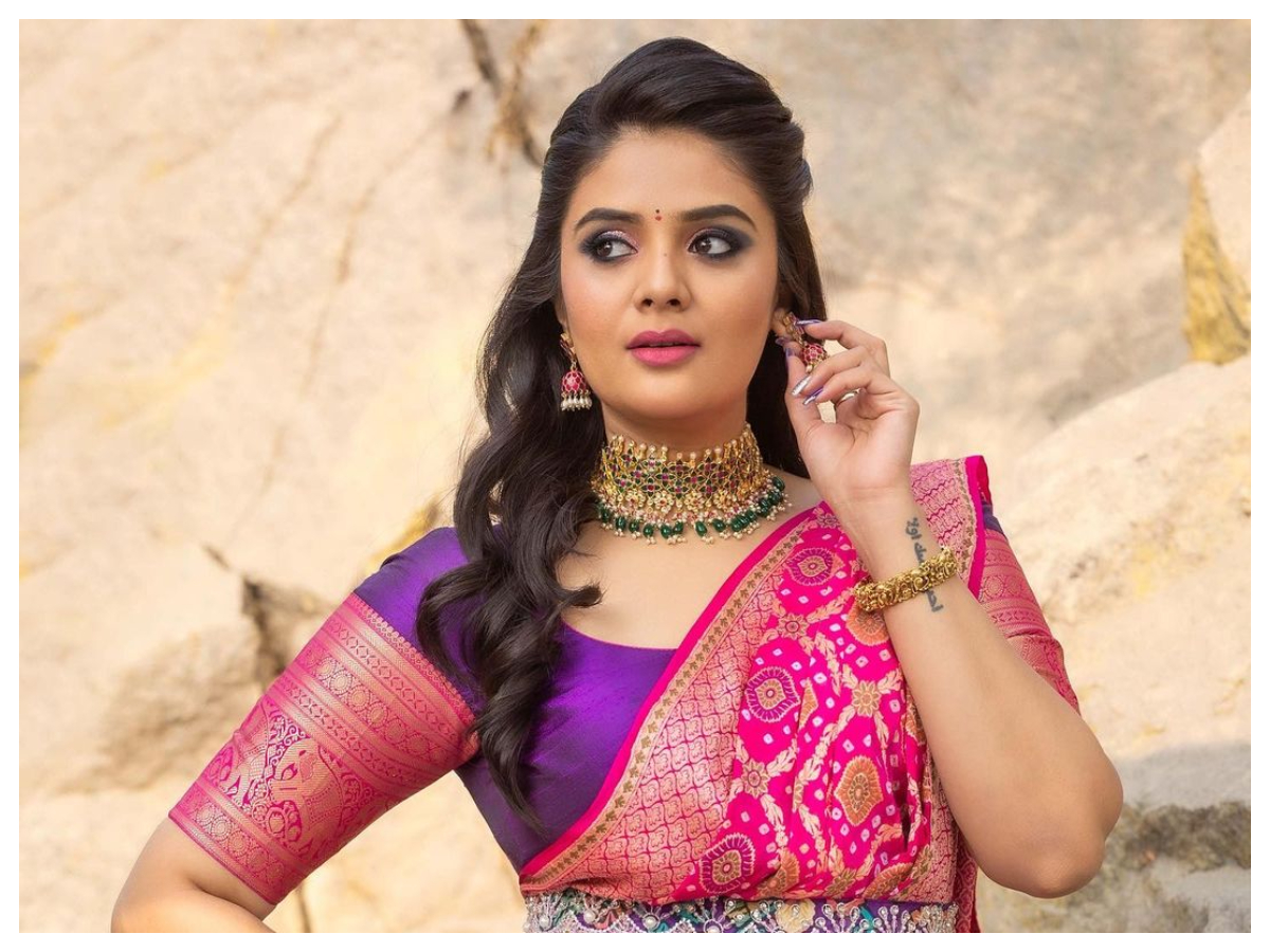 Sreemukhi | చీరకట్టులో తళుక్కుమన్న అందాల శ్రీముఖి..