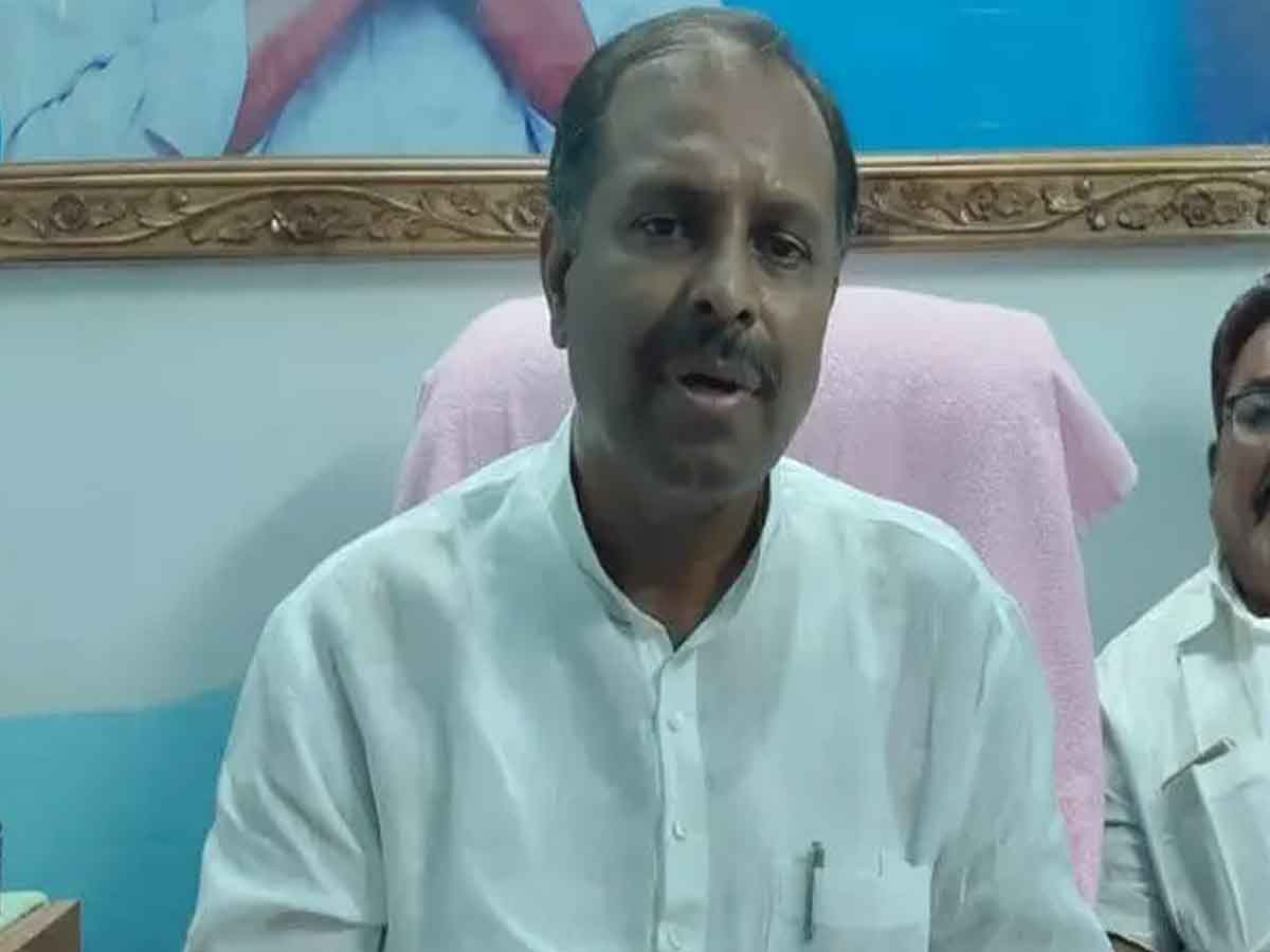 జిల్లా కేంద్రాలపై ప్రజలను టీడీపీ రెచ్చగొడుతోంది: చీఫ్‌ విప్‌ శ్రీకాంత్‌రెడ్డి