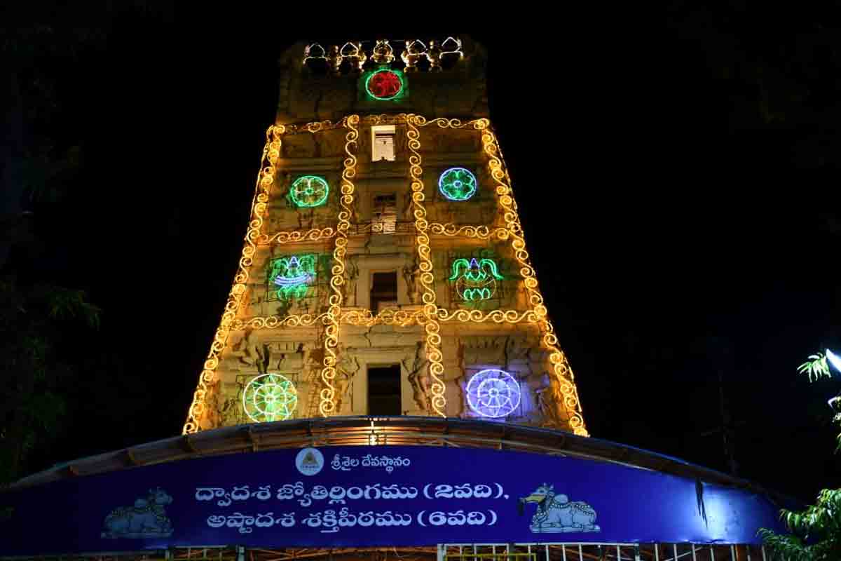 Srisailam Temple | శ్రీశైలంలో కొవిడ్ ఆంక్షలు.. మల్లన్న స్పర్శ దర్శనం నిలిపివేత