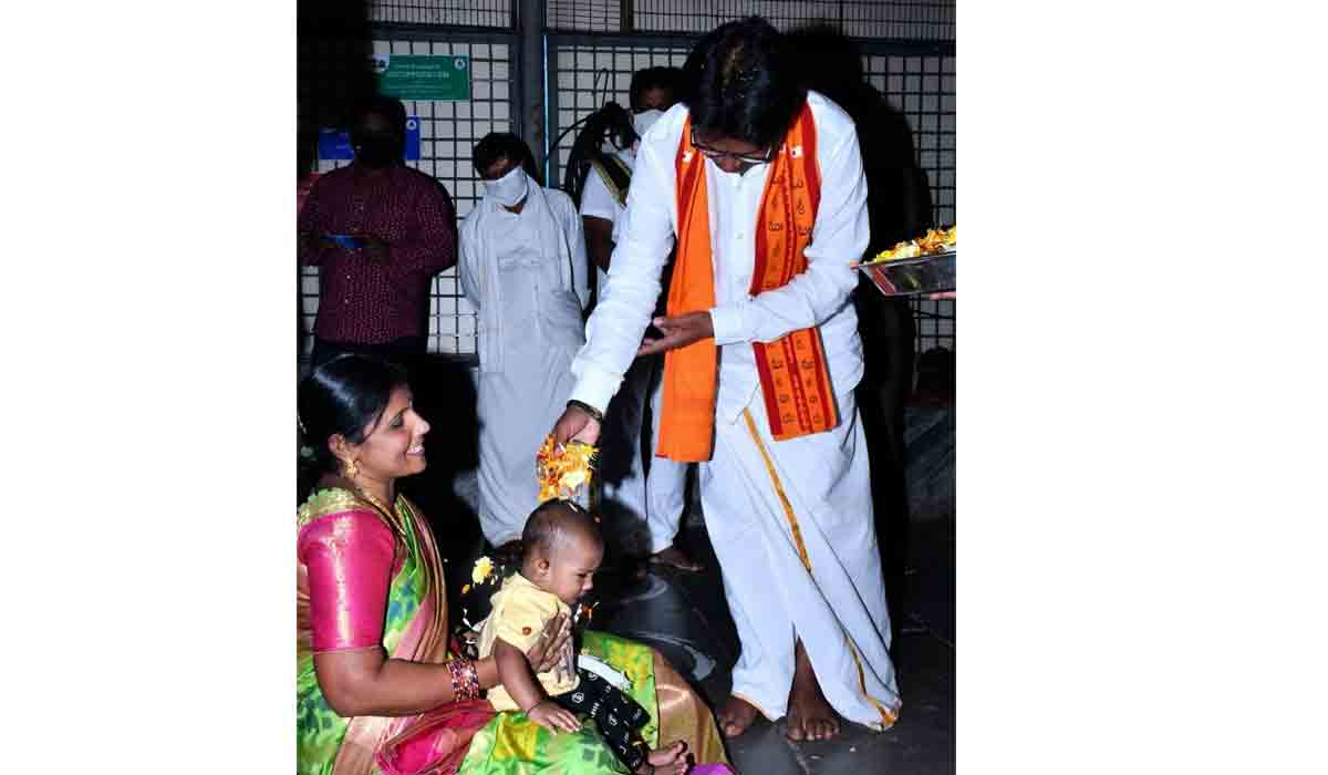 శ్రీశైలంలో చిన్నారుల‌కు భోగి పండ్ల కార్య‌క్ర‌మం