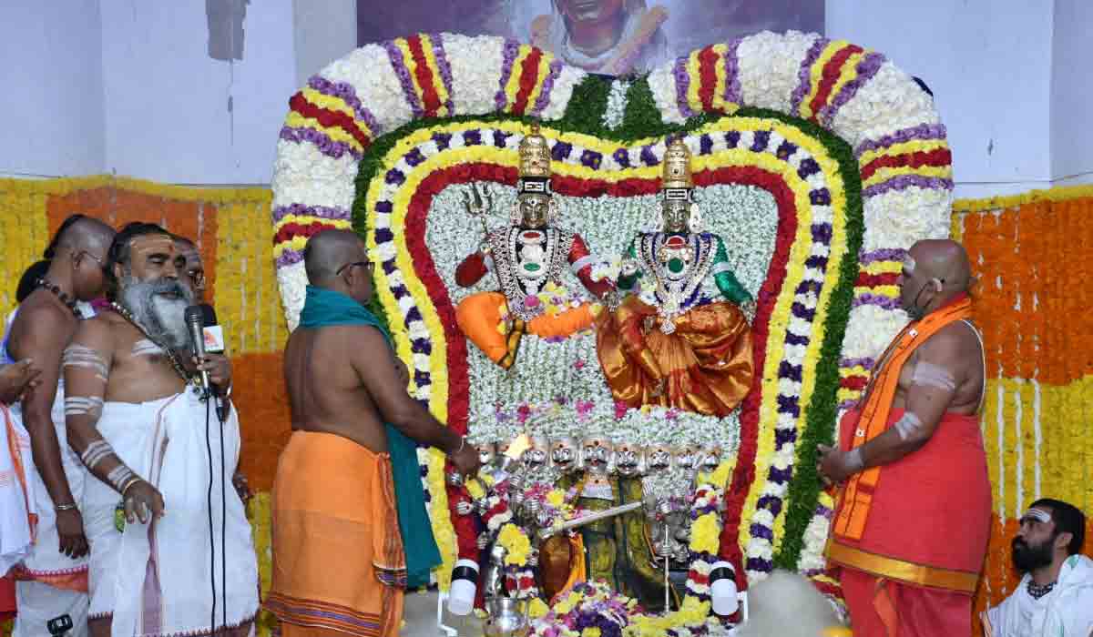 శ్రీశైలంలో సంక్రాంతి సంబురాలు.. రావణ వాహనంపై ఊరేగిన స్వామిఅమ్మవార్లు