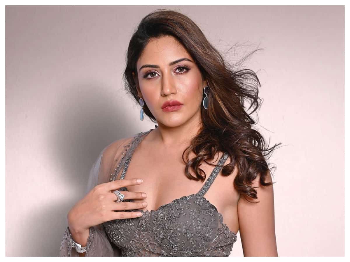 Surbhi Chandna | సోషల్ మీడియాను షేక్ చేస్తోన్న సురభి చందన అందాలు..