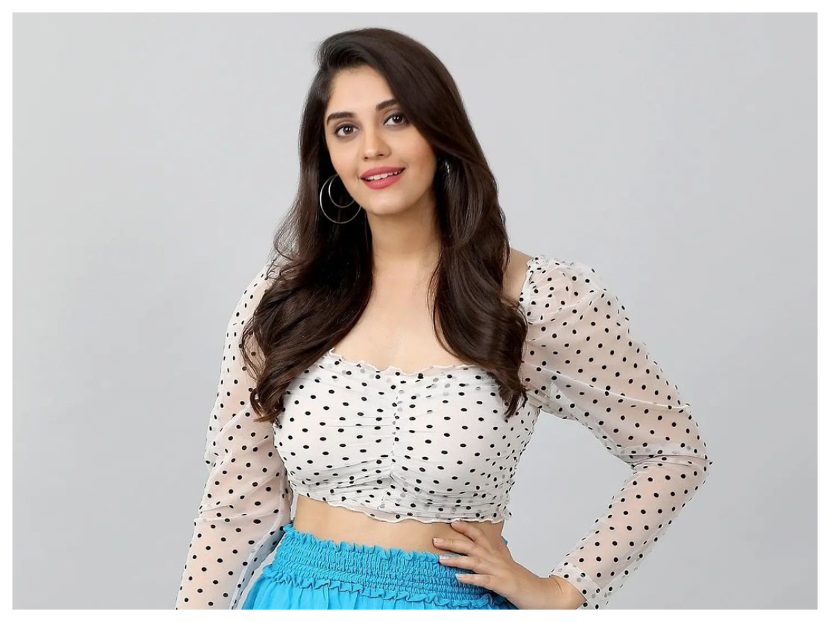 Surbhi Puranik | క్యూట్ లుక్స్‌తో కవ్విస్తోన్న సురభి పురాణిక్..