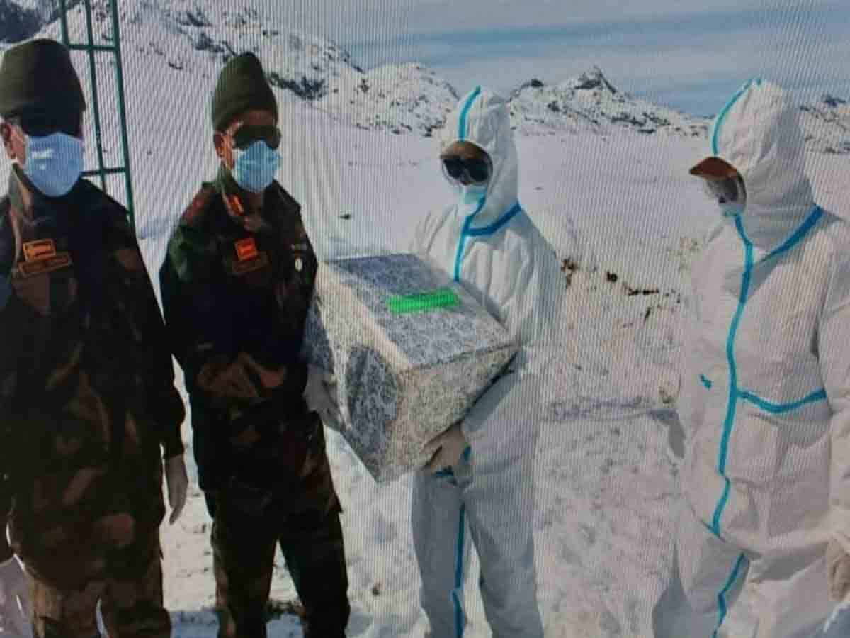 కొత్త ఏడాది సందర్భంగా స్వీట్లు పంచుకున్న భారత్‌, చైనా సైనికులు