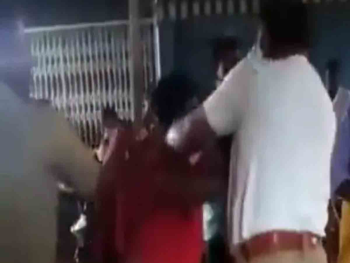 జొమాటో డెలివరీ వ్యక్తిపై.. ట్రాఫిక్‌ పోలీస్‌ దాడి