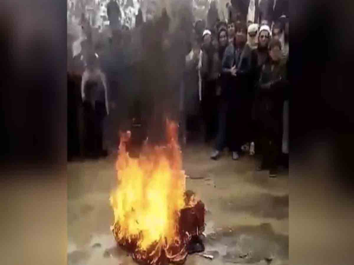 తాలిబన్ల పైశాచికానందం.. సంగీత వాయిద్యానికి నిప్పు, విలపించిన సంగీతకారుడు