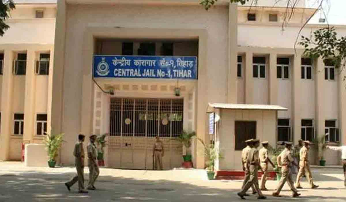 జైళ్ల‌లో క‌రోనా విల‌యతాండ‌వం.. ఖైదీల ఆందోళ‌న‌