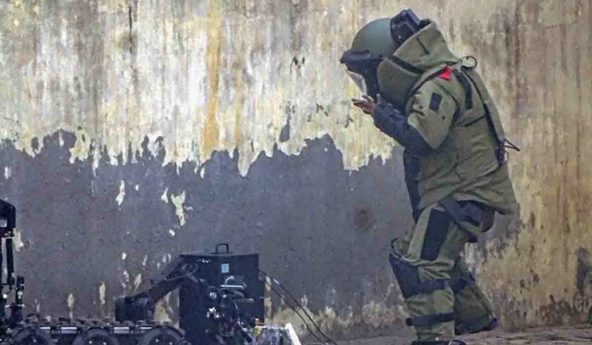 టైమ‌ర్ బాంబు నిర్వీర్యం.. సీఎం యోగిని చంపేస్తామ‌ని లేఖ‌