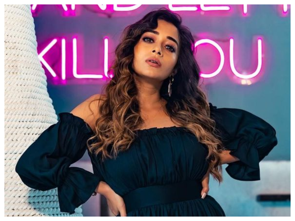 Tina Datta | పొట్టి స్కర్ట్‌లో కైపెక్కిస్తున్న టీనా దత్తా..