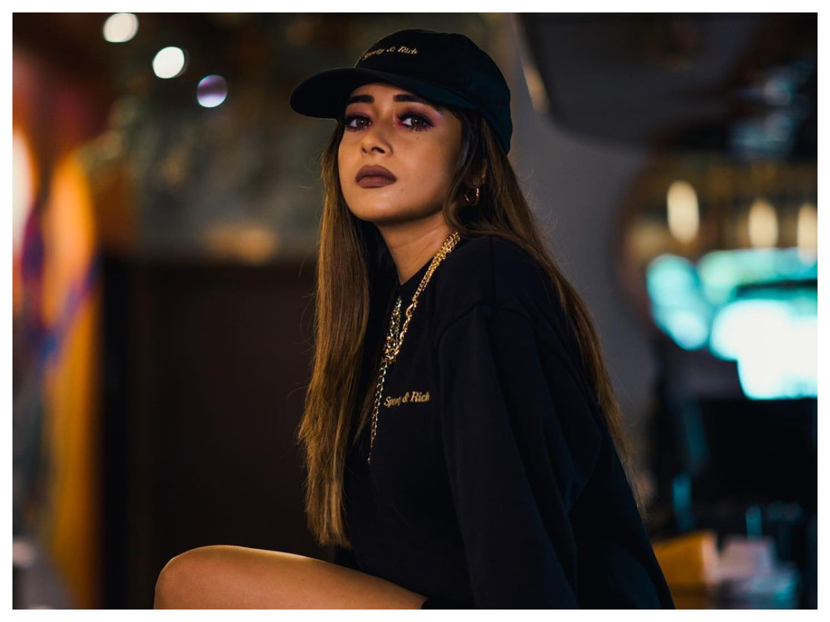 Tina Datta | బ్లాక్‌ డ్రెస్‌లో సెగలు రేపుతున్న టీనా దత్తా..