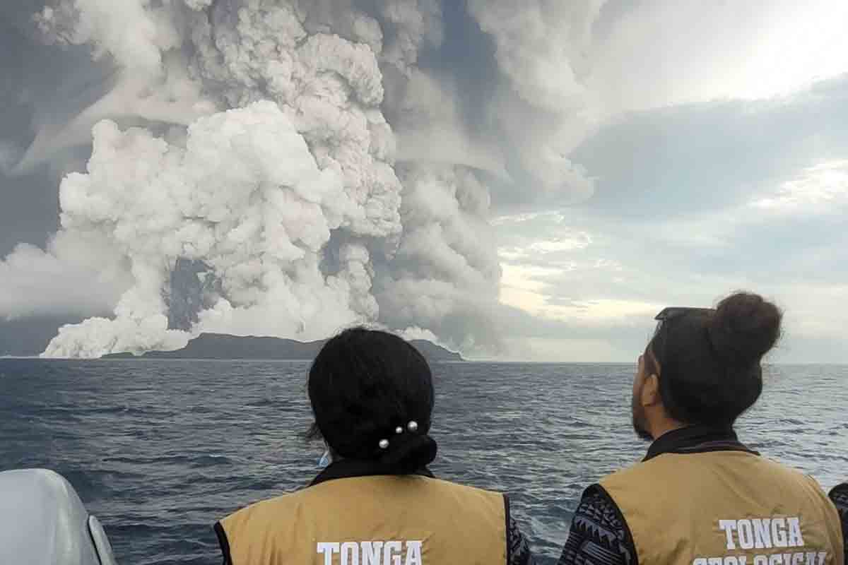 Tonga | స‌ముద్ర గ‌ర్భంలో సునామీ.. ప్ర‌స్తుతం ప‌రిస్థితి ఎంత దారుణంగా ఉందంటే..