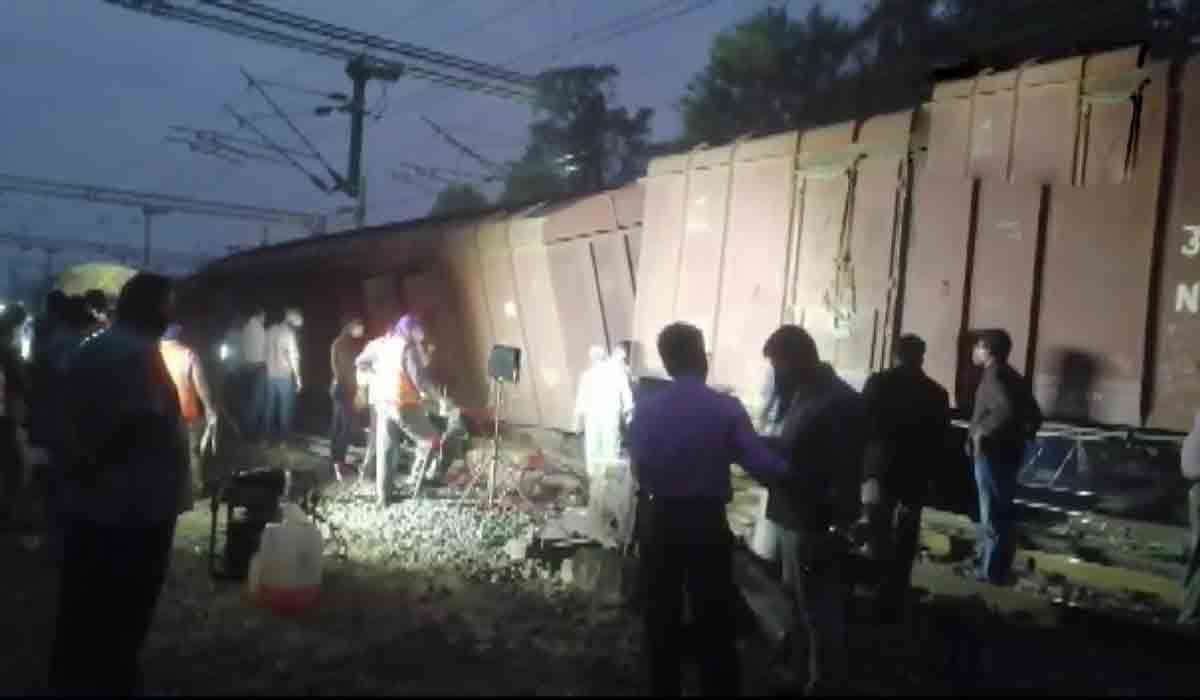 పట్టాలు తప్పిన గూడ్సు రైలు.. పలు రైళ్లు ఆలస్యం, 11 రైళ్లు రద్దు