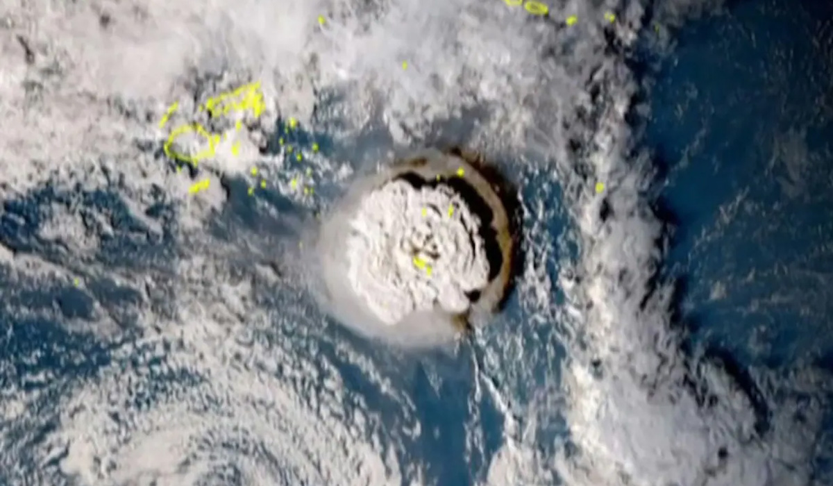 Tsunami | సునామీలో కొట్టుకుపోయిన వృద్ధుడు.. కాళ్లు సరిగా లేకపోయినా ఈదుతూ..