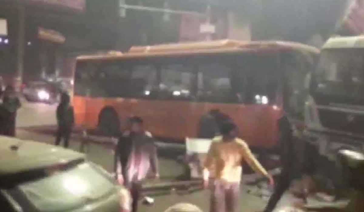 పాద‌చారుల‌పైకి దూసుకెళ్లిన బ‌స్సు.. ఐదుగురు మృతి