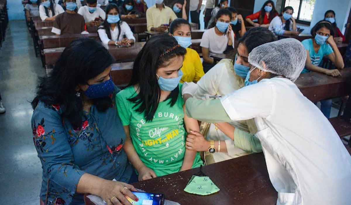 50 శాతానికిపైగా 15-18 ఏండ్ల టీనేజ‌ర్ల‌కు క‌రోనా వ్యాక్సిన్‌