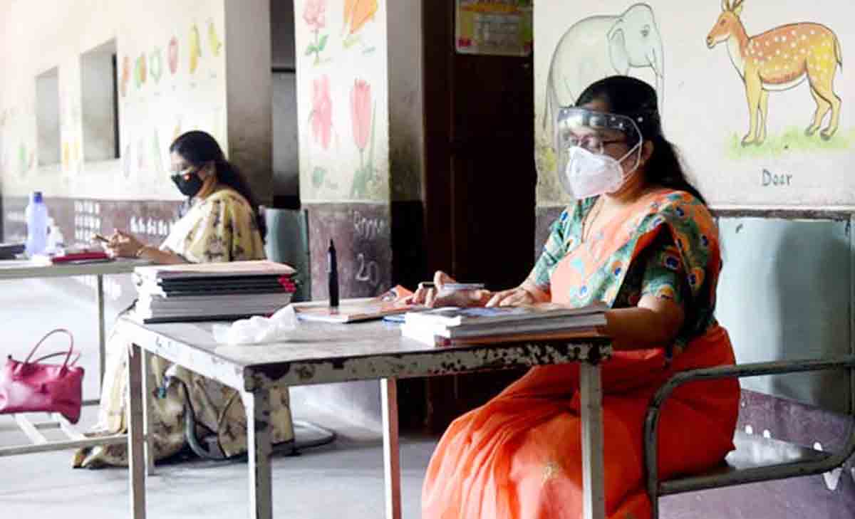 త్వరలో వర్సిటీ టీచర్ల వయోపరిమితి పెంపు!