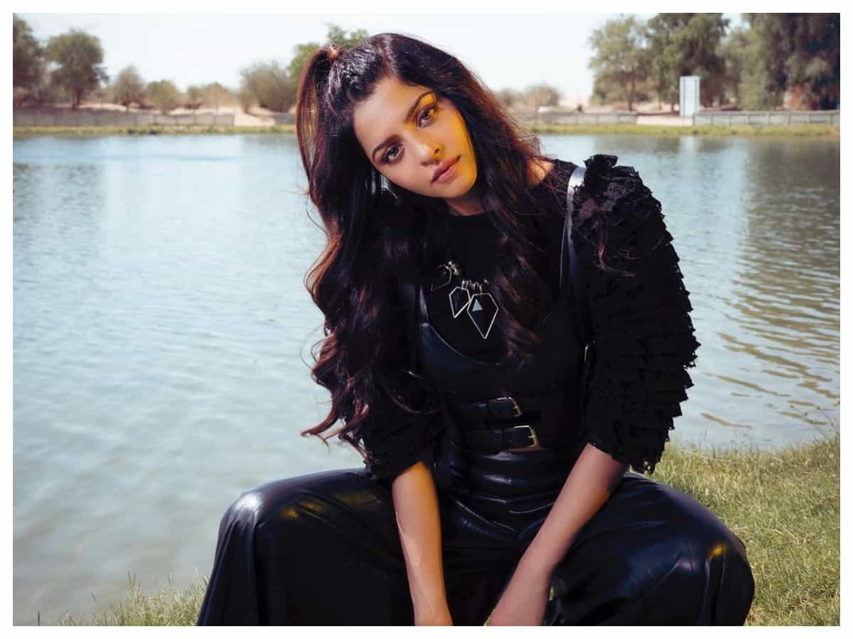 Vedhika | బ్లాక్ డ్రెస్‌లో హీట్ పుట్టిస్తున్న వేదిక..