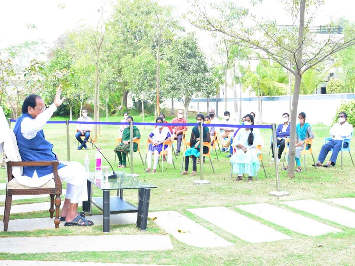 అవకాశాలను యువత  అందిపుచ్చుకోవాలి:వెంకయ్యనాయుడు